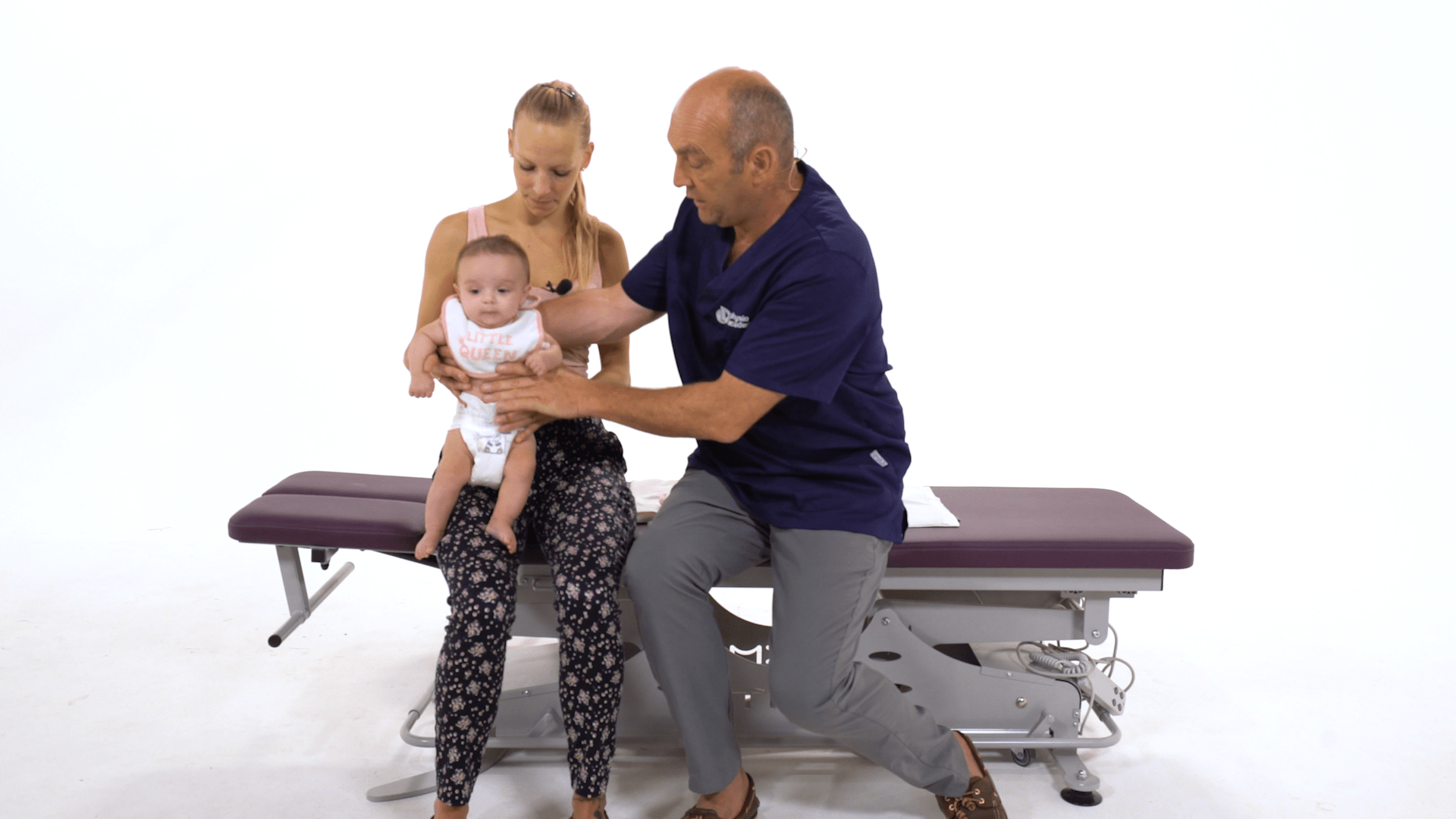 Démo de soin ostéopathique sur un bébé de quelques semaines