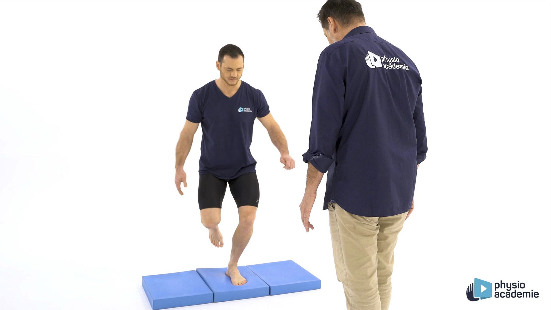 Proprioception dynamique (saut impulsion jambe saine/réception jambe lésée)