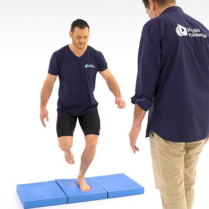 Proprioception dynamique (saut impulsion jambe saine/réception jambe lésée)