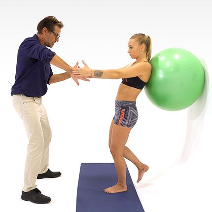 Gainage proprioceptif à deux avec ballon suisse