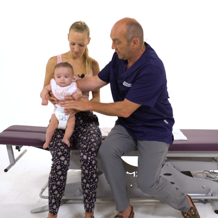 Démo de soin ostéopathique sur un bébé de quelques semaines